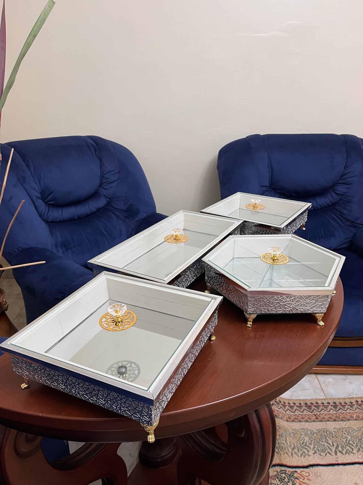 العلب الروايال الملكية