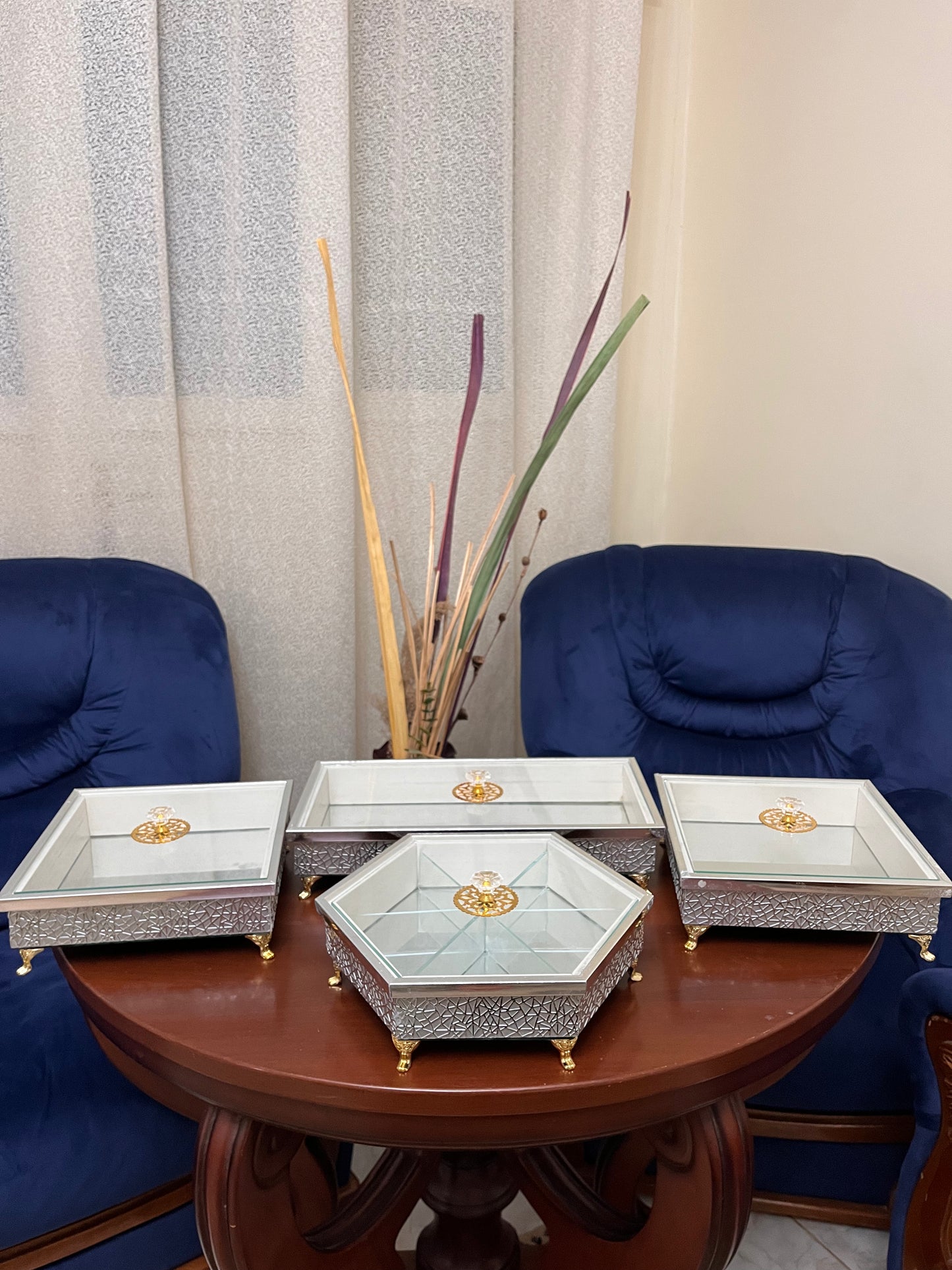 العلب الروايال الملكية